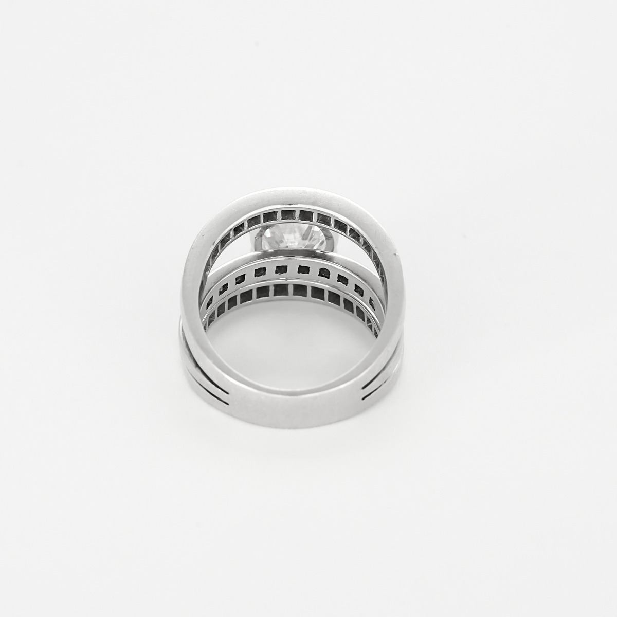 Importante Bague en or gris diamant taille ancienne 2.66 carats environ