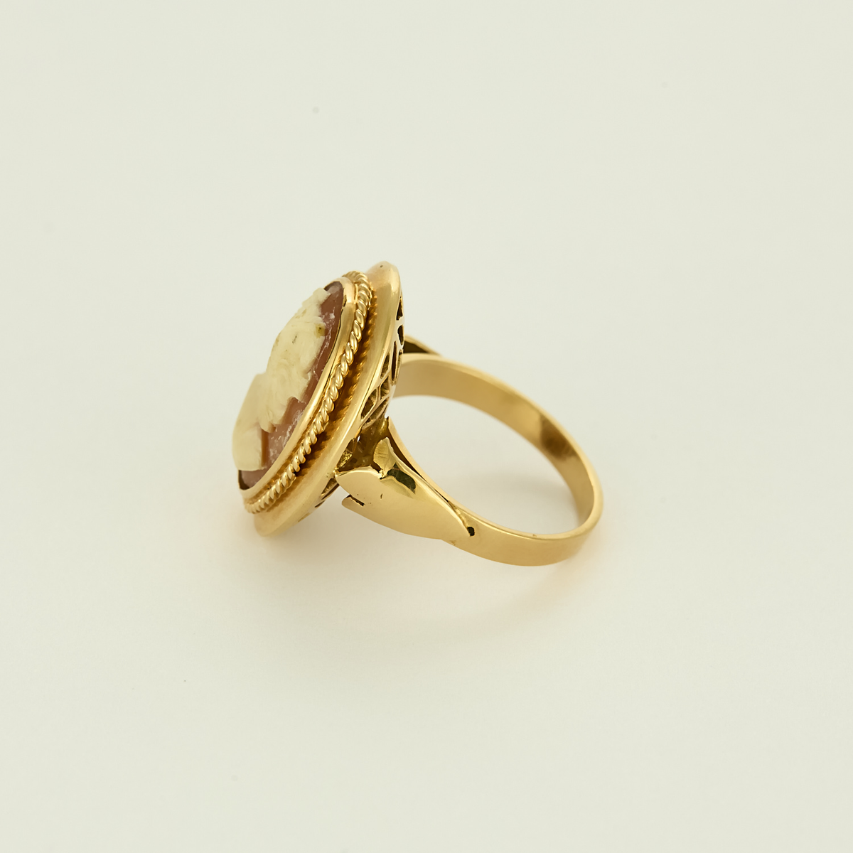 Bague or jaune camée coquillage