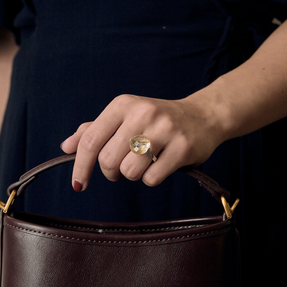 Bague cocktail en or gris quartz rutile dit cheveux de Vénus