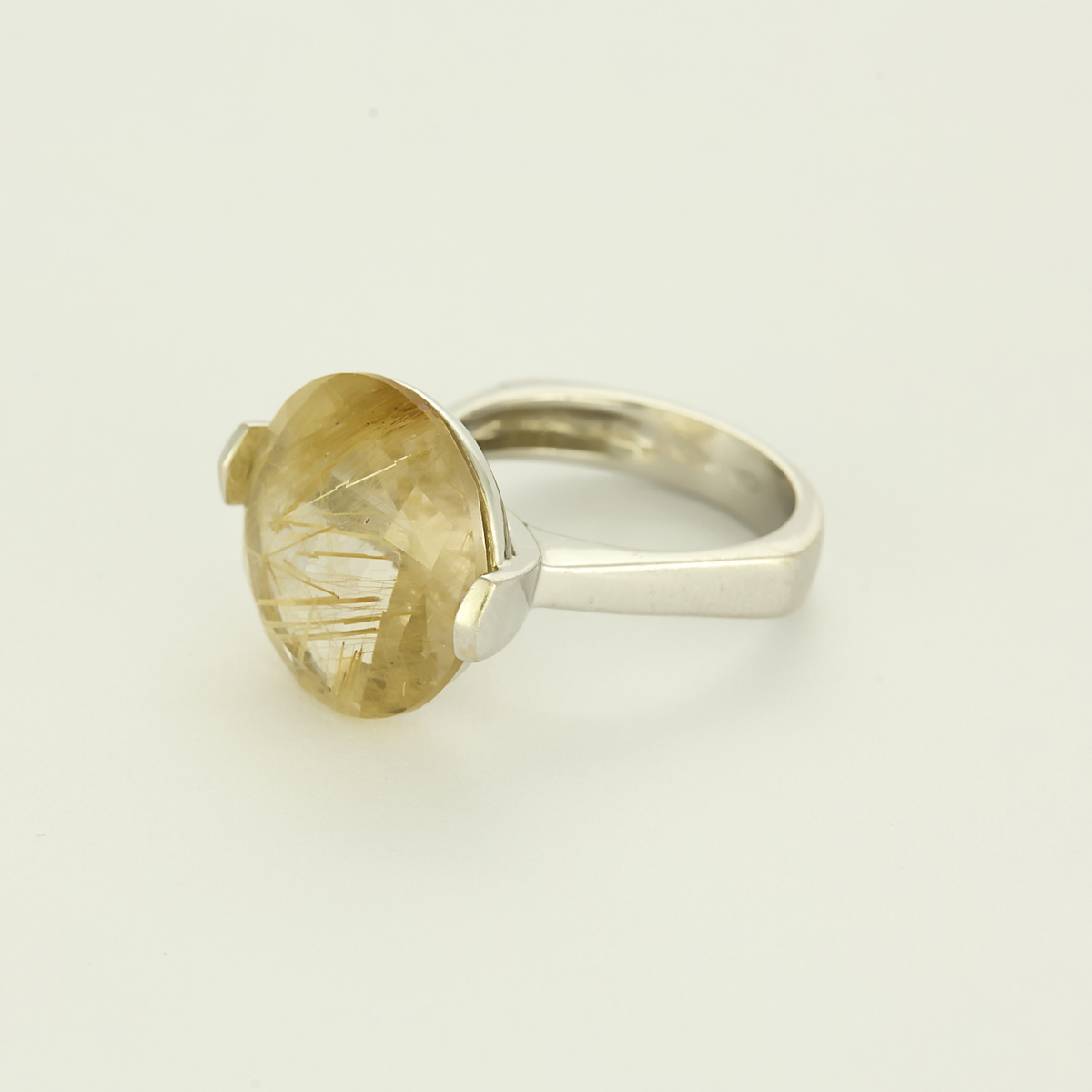Bague cocktail en or gris quartz rutile dit cheveux de Vénus