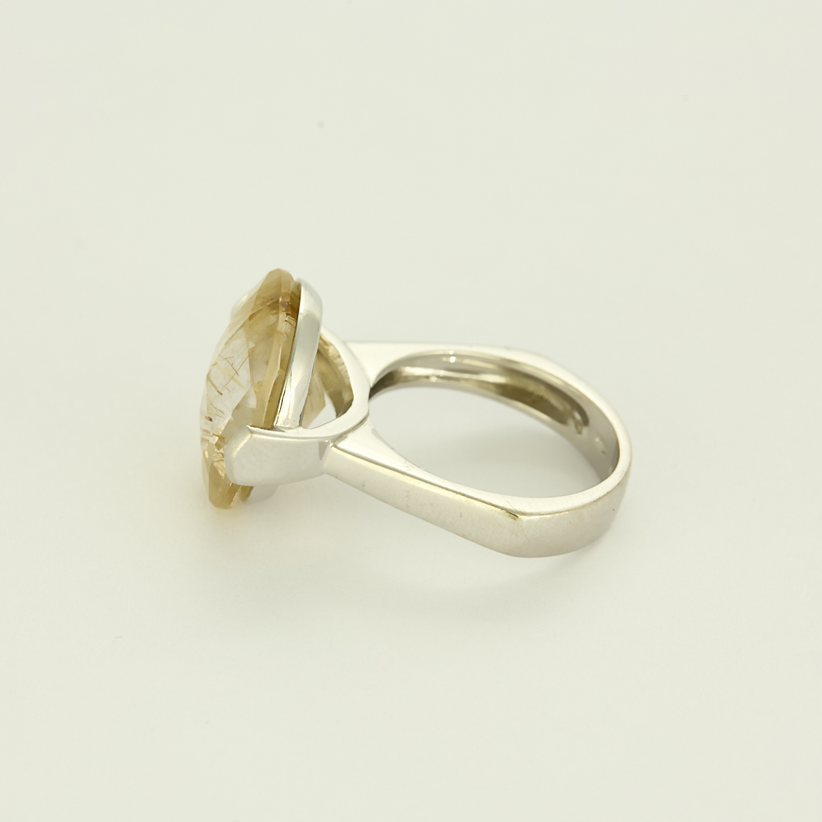 Bague cocktail en or gris quartz rutile dit cheveux de Vénus