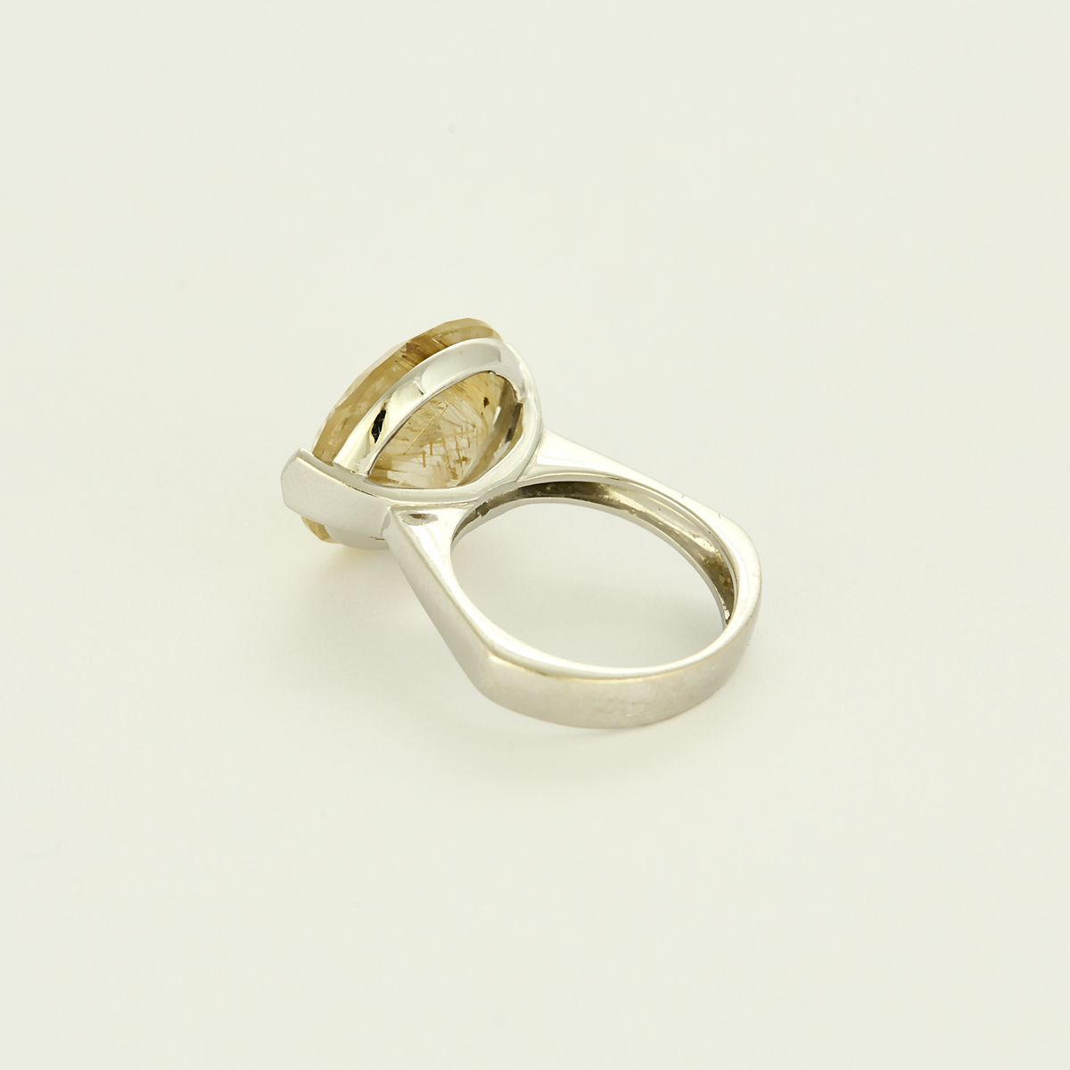 Bague cocktail en or gris quartz rutile dit cheveux de Vénus