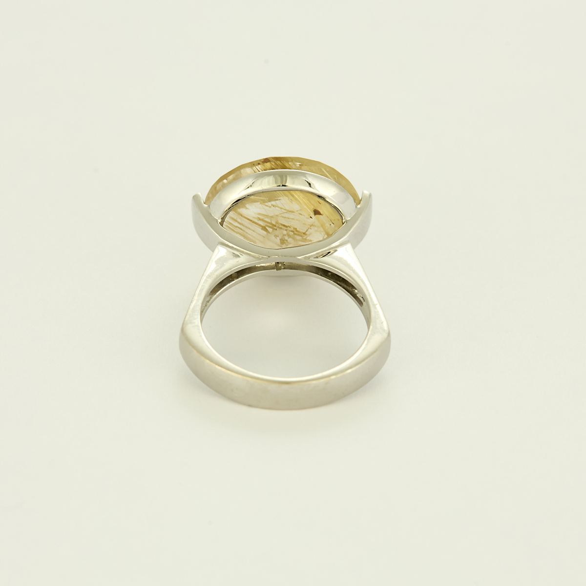 Bague cocktail en or gris quartz rutile dit cheveux de Vénus