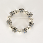 Broche Couronne en or gris, saphirs et perles de culture blanches