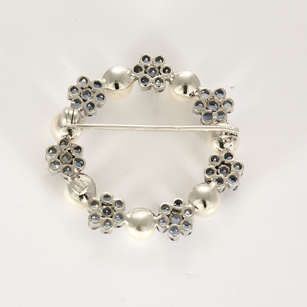 Broche Couronne en or gris, saphirs et perles de culture blanches