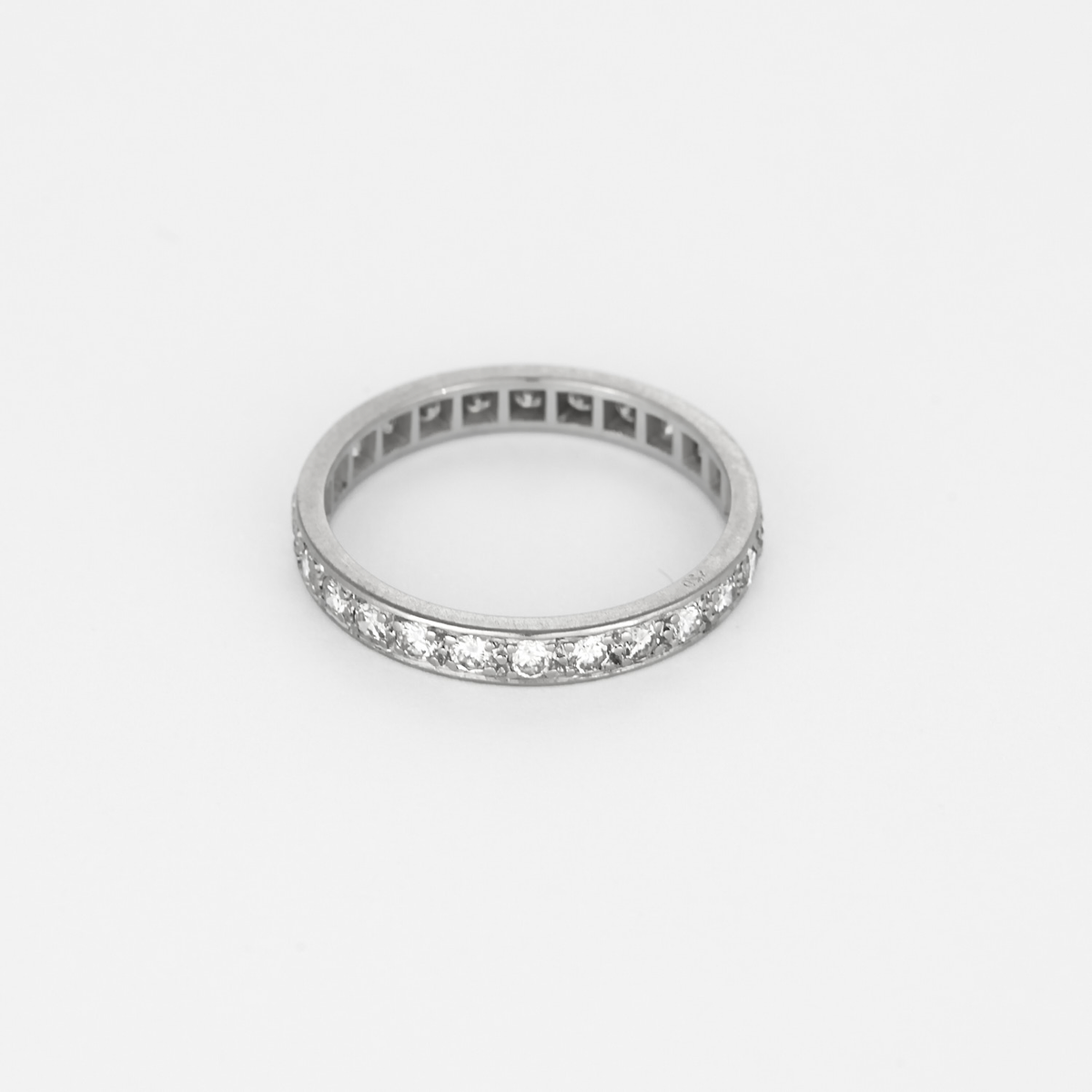Alliance américaine en or gris et diamants
