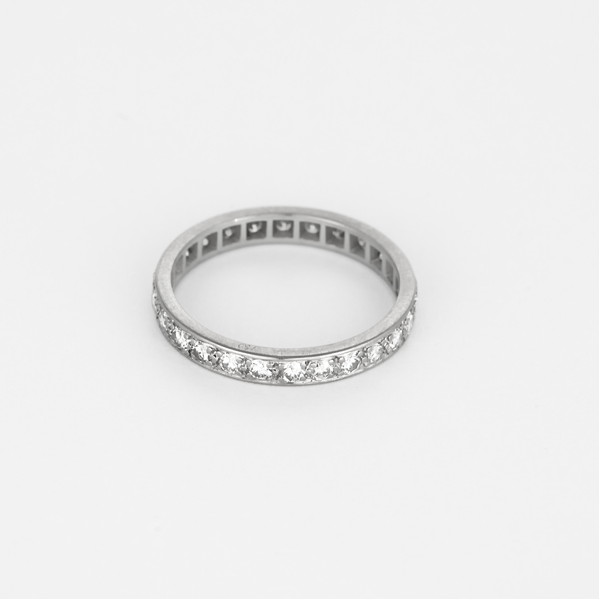 Alliance américaine en or gris et diamants