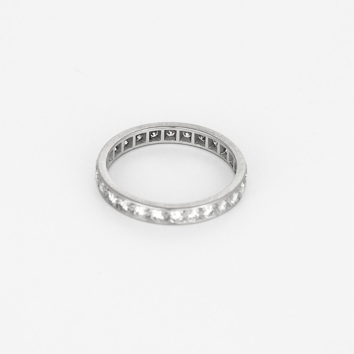 Alliance américaine en or gris et diamants
