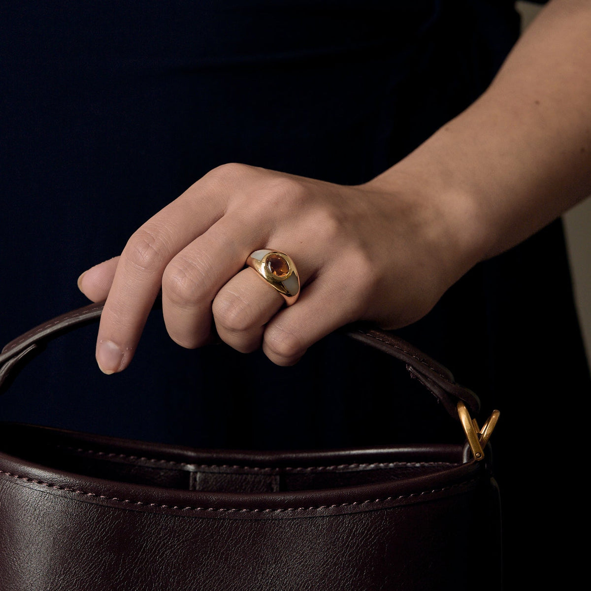 MAUBOUSSIN -  «Aloha» - Bague jonc en or jaune, citrine et nacre blanche