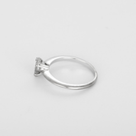 Bague solitaire en or gris et diamant navette 0.95 carat environ