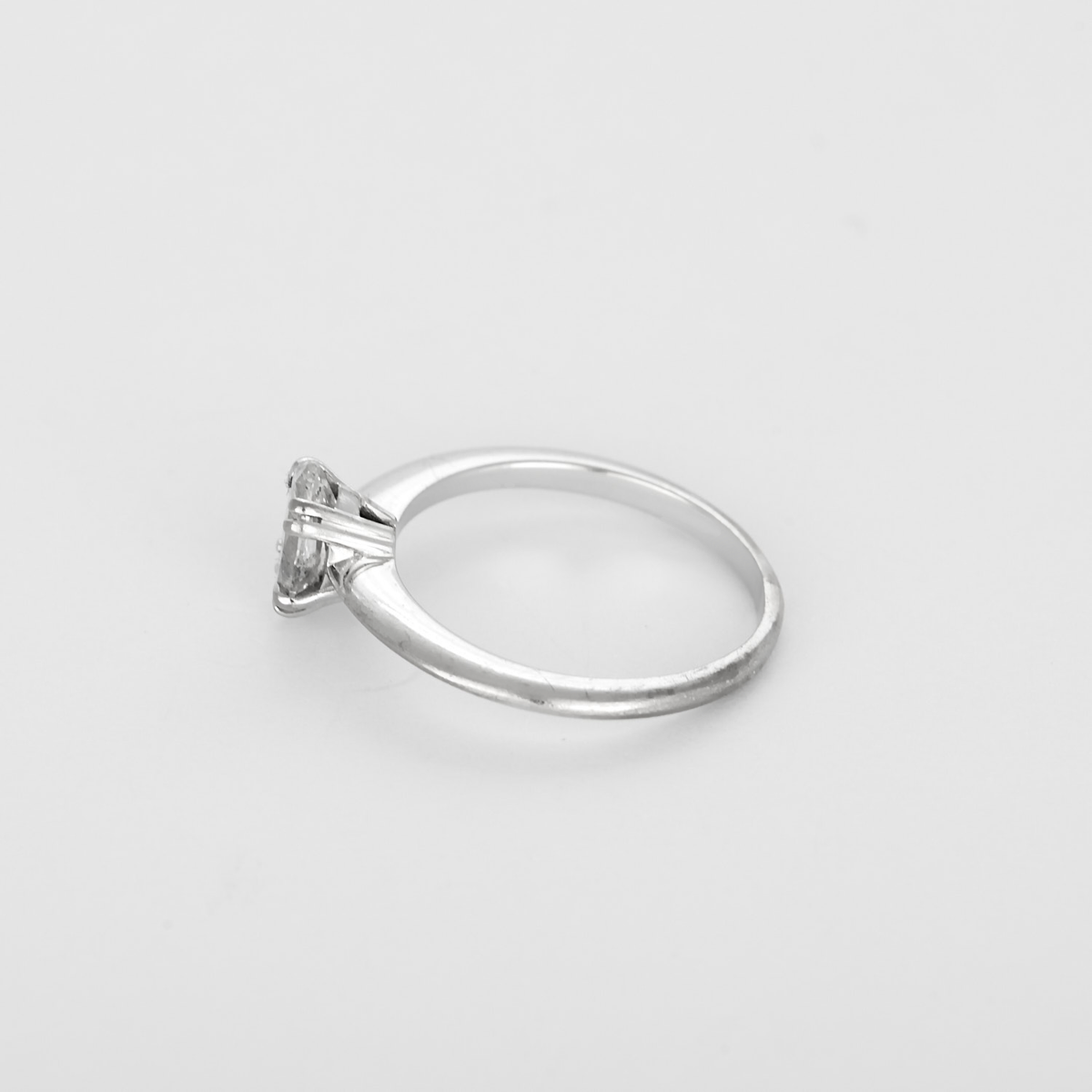 Bague solitaire en or gris et diamant navette 0.95 carat environ