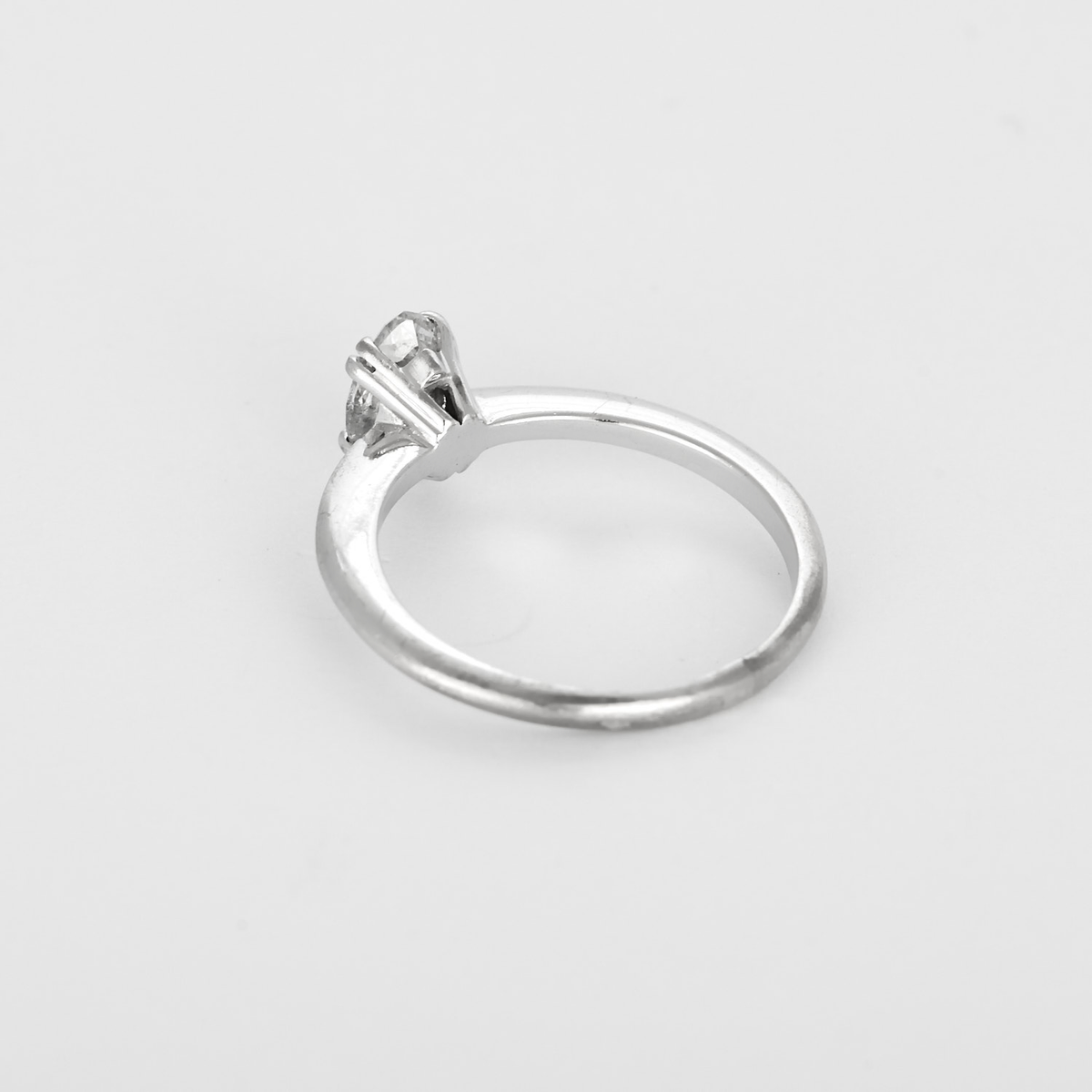 Bague solitaire en or gris et diamant navette 0.95 carat environ