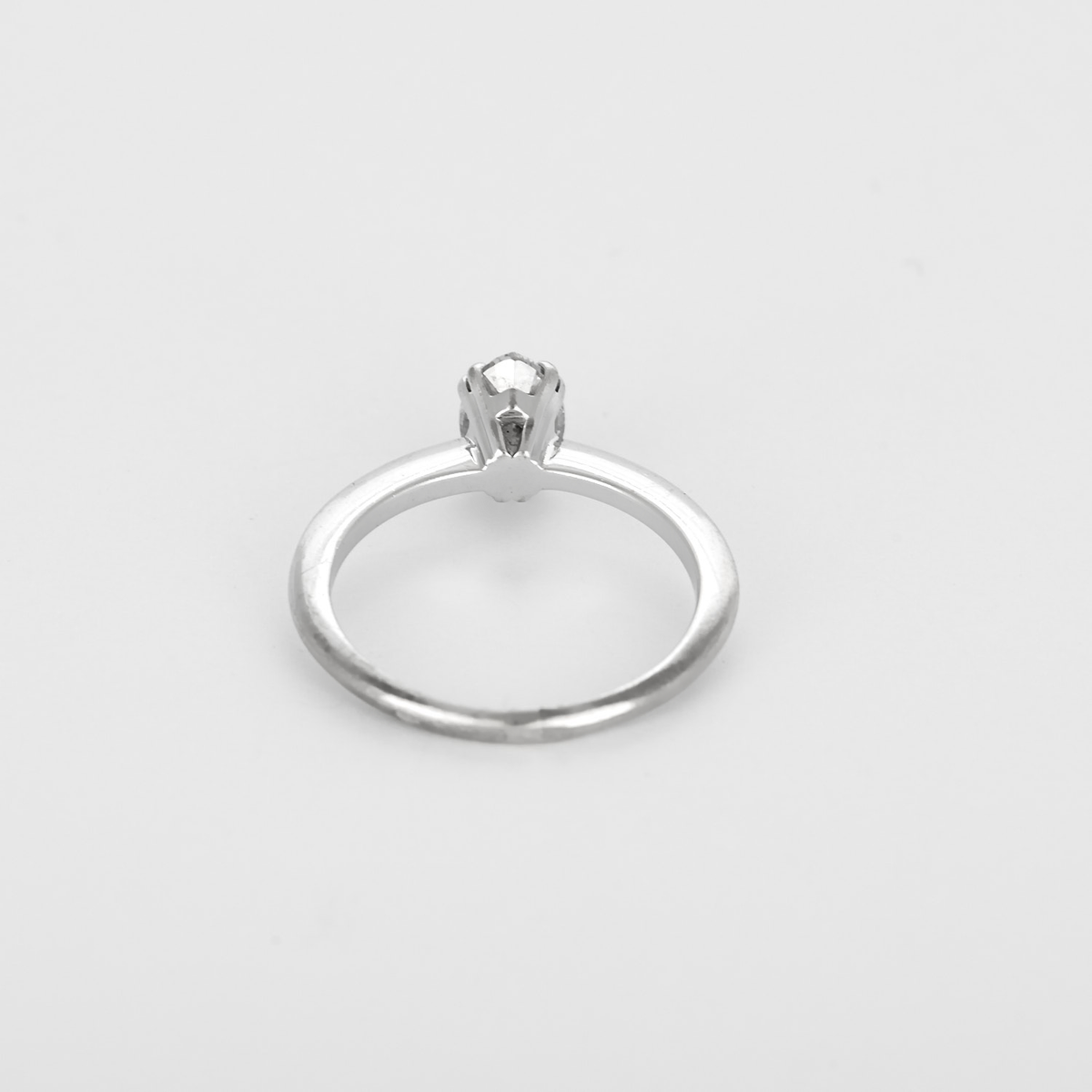 Bague solitaire en or gris et diamant navette 0.95 carat environ