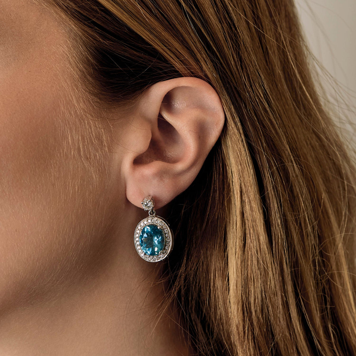 Paire de Pendants d'oreilles en or gris topaze et diamants