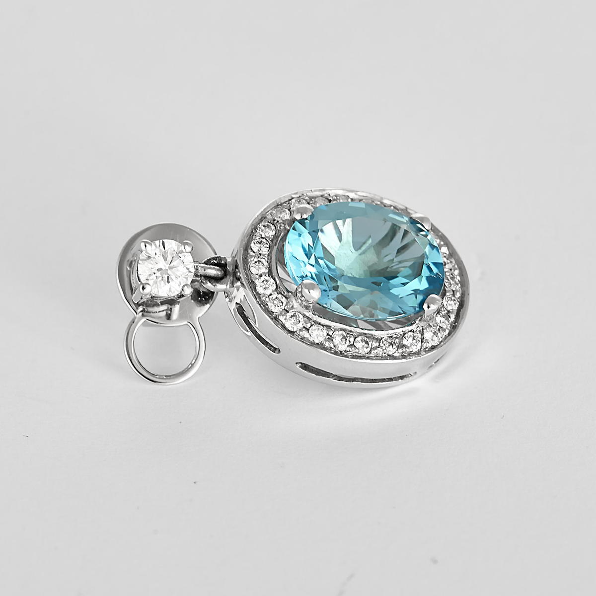 Paire de Pendants d'oreilles en or gris topaze et diamants