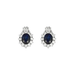 Paire de boucles d'oreilles en or gris, saphirs et diamants