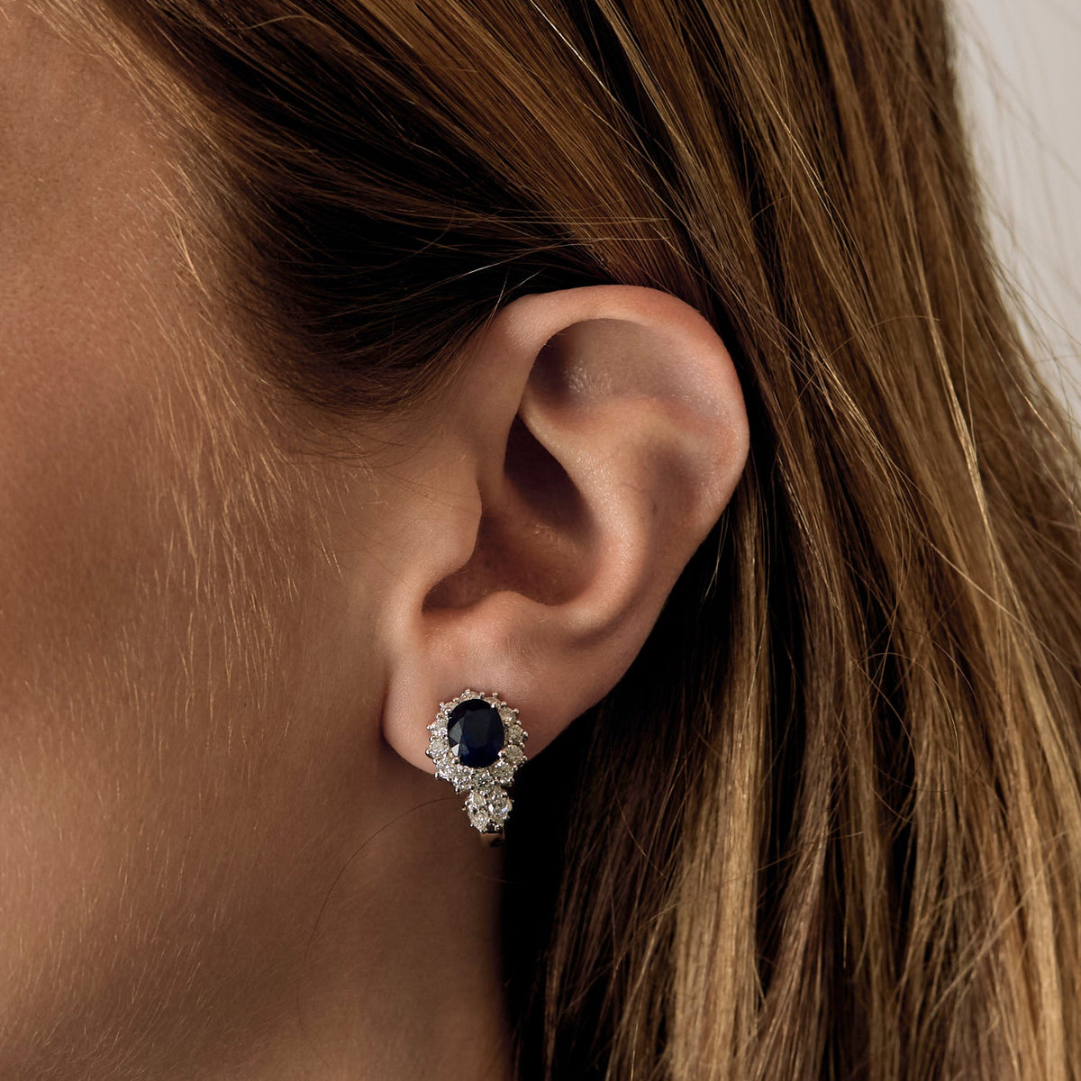 Paire de boucles d'oreilles en or gris, saphirs et diamants