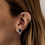Paire de boucles d'oreilles en or gris, saphirs et diamants