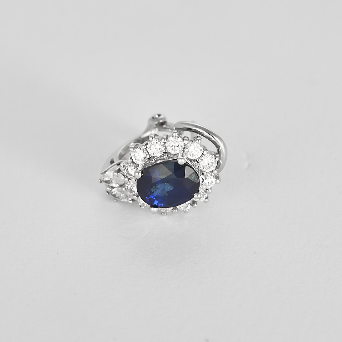 Paire de boucles d'oreilles en or gris, saphirs et diamants