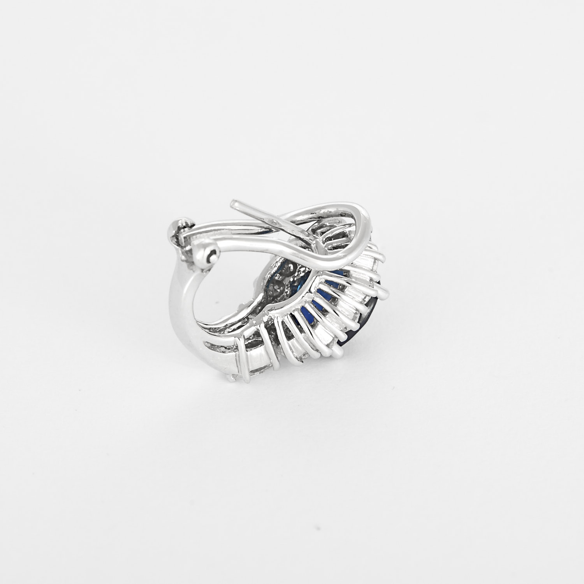 Paire de boucles d'oreilles en or gris, saphirs et diamants