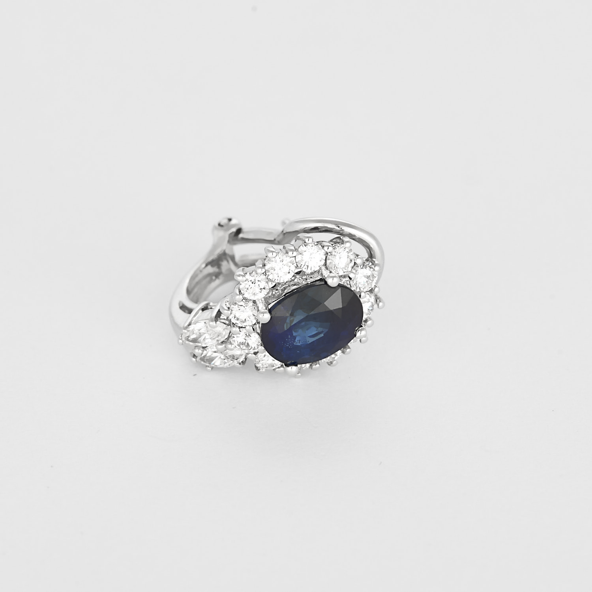 Paire de boucles d'oreilles en or gris, saphirs et diamants