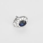 Paire de boucles d'oreilles en or gris, saphirs et diamants