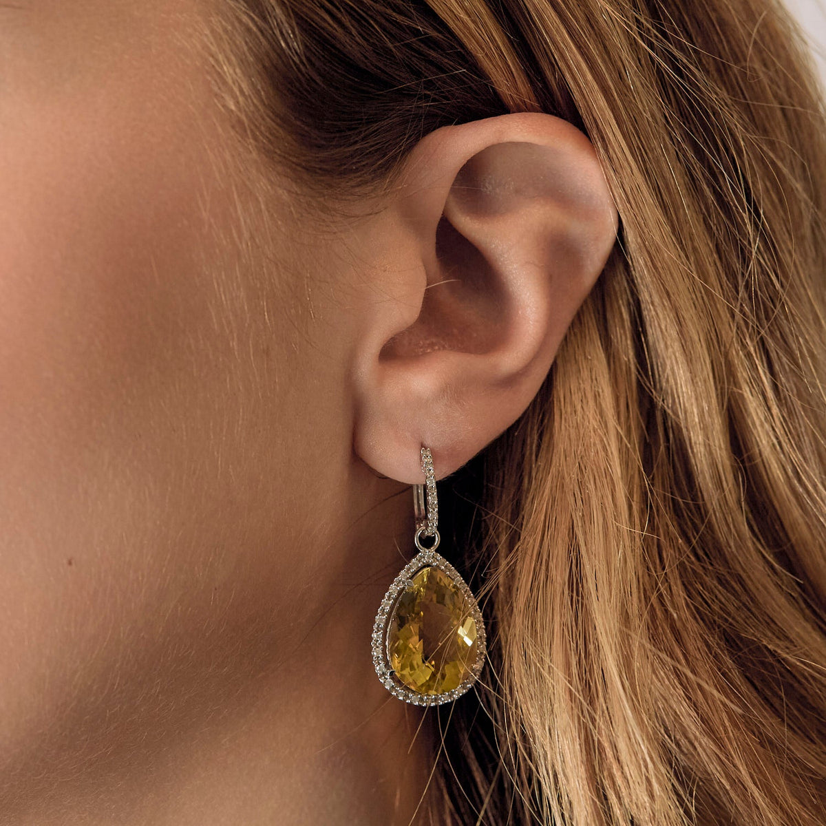 Paire de Pendants d'oreilles en or gris, quartz lemon et diamants