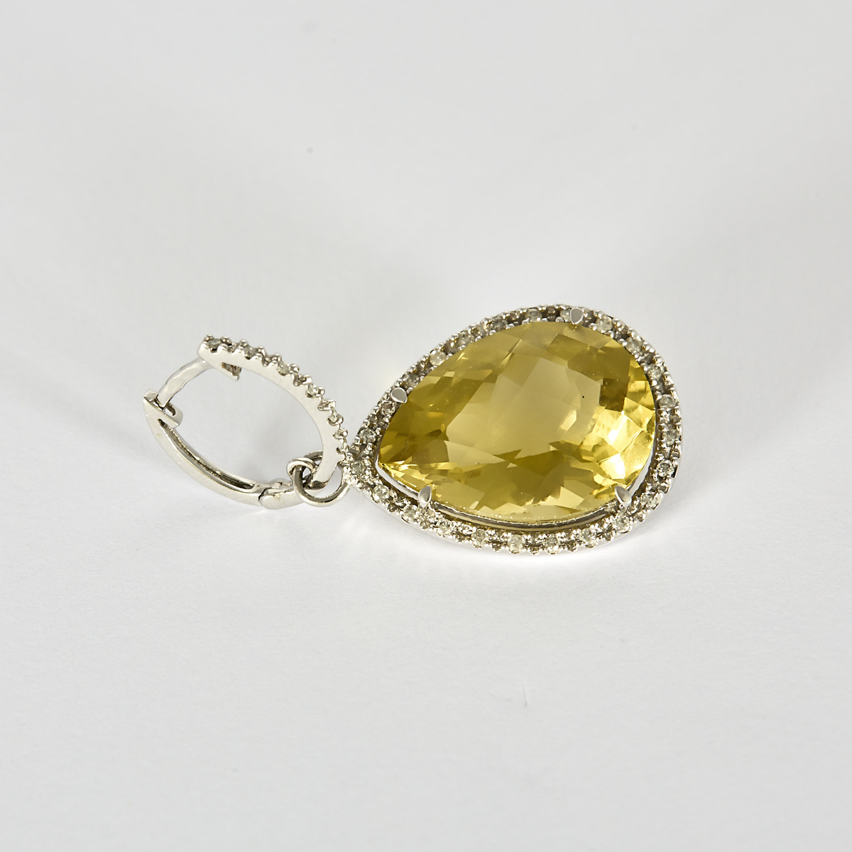 Paire de Pendants d'oreilles en or gris, quartz lemon et diamants