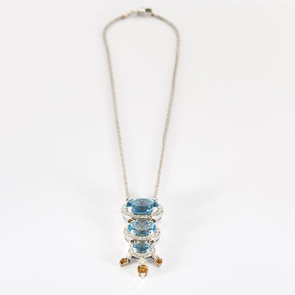 Collier en or gris, diamants et topazes bleues, citrines
