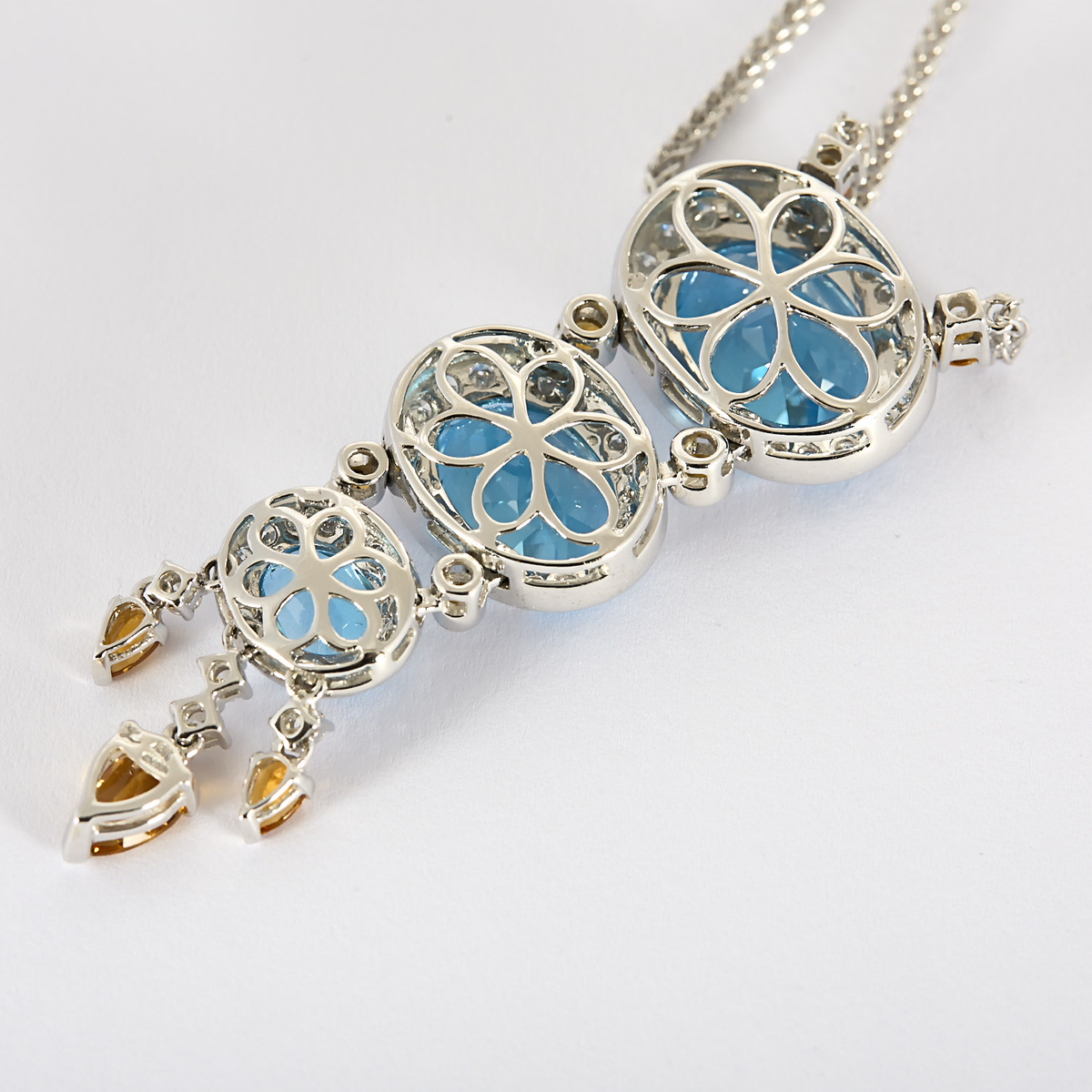Collier en or gris, diamants et topazes bleues, citrines