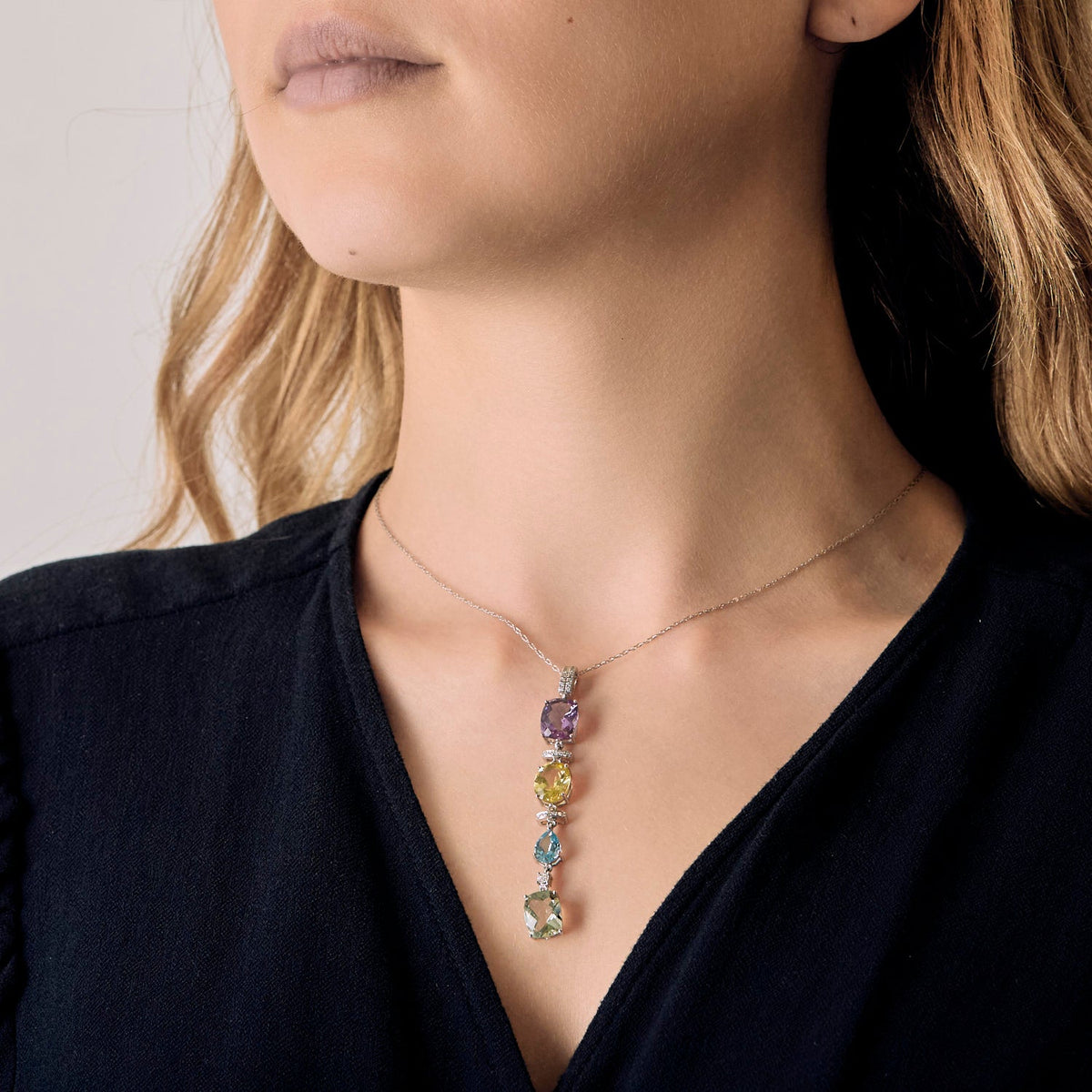 Collier en or gris et pendentif 14K diamants, améthyste, quartz et topaze bleu