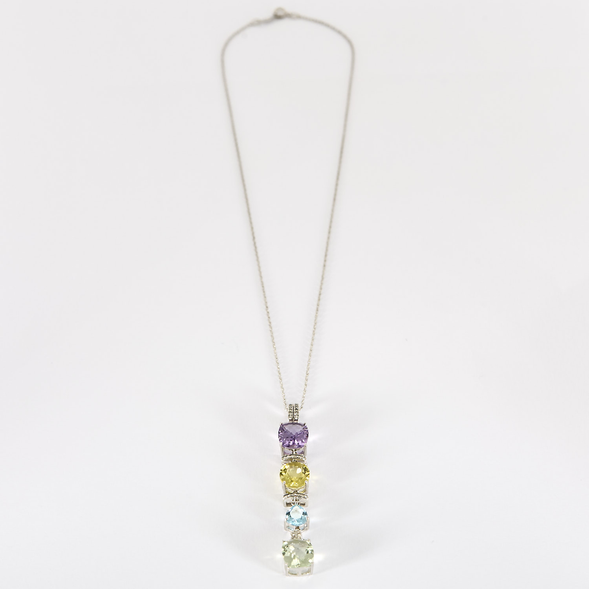 Collier en or gris et pendentif 14K diamants, améthyste, quartz et topaze bleu