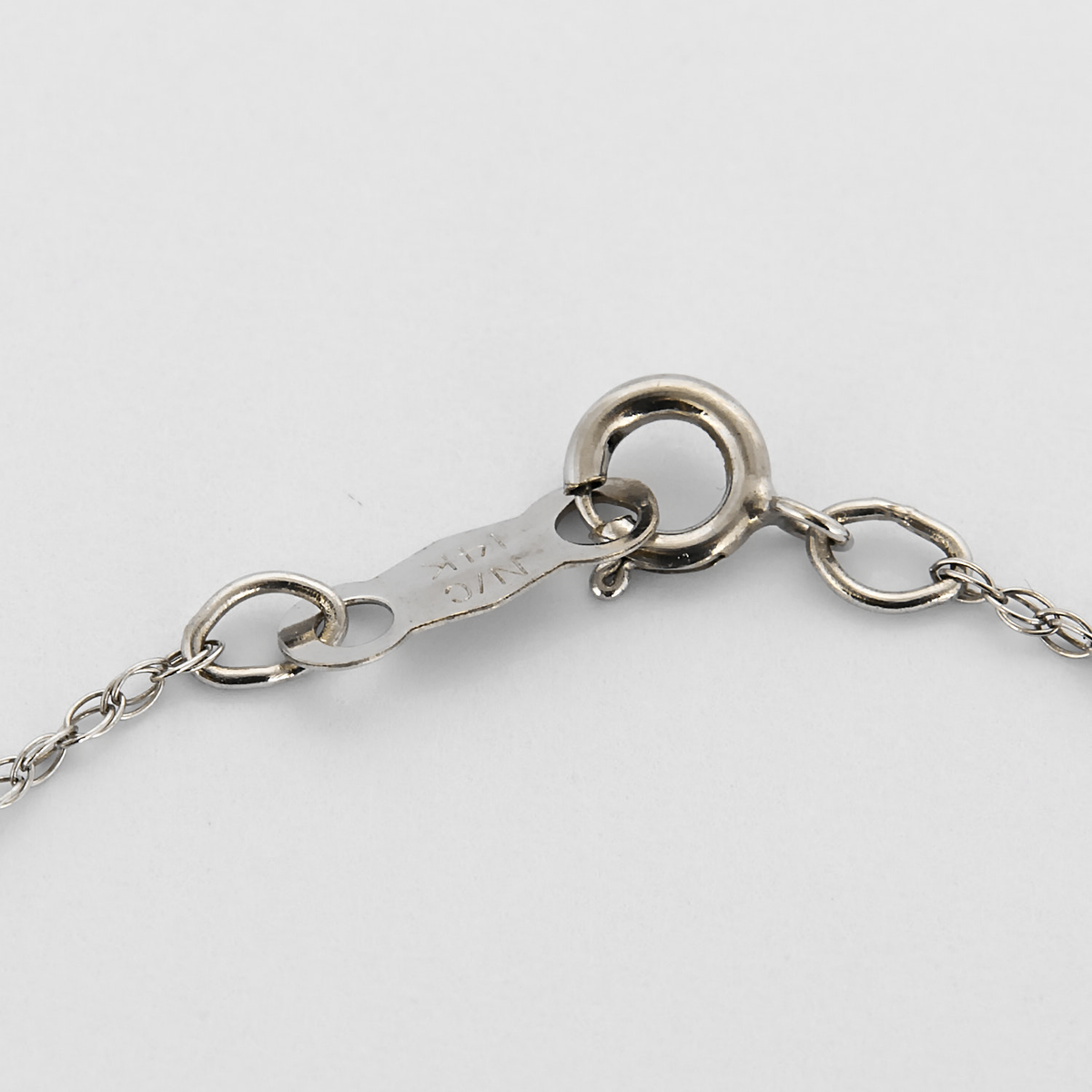 Collier en or gris et pendentif 14K diamants, améthyste, quartz et topaze bleu