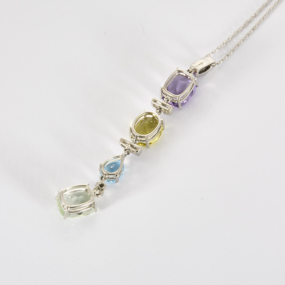 Collier en or gris et pendentif 14K diamants, améthyste, quartz et topaze bleu