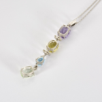Collier en or gris et pendentif 14K diamants, améthyste, quartz et topaze bleu