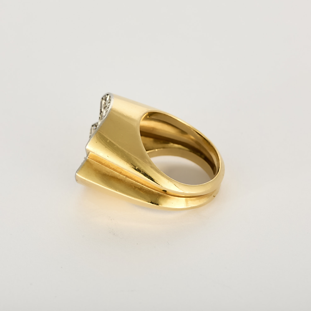 Bague type chevalière en platine, or jaune et diamants