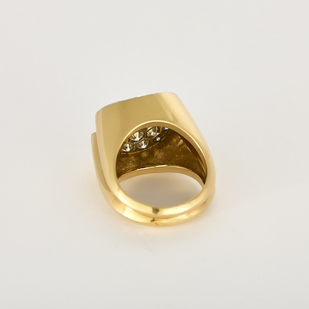 Bague type chevalière en platine, or jaune et diamants