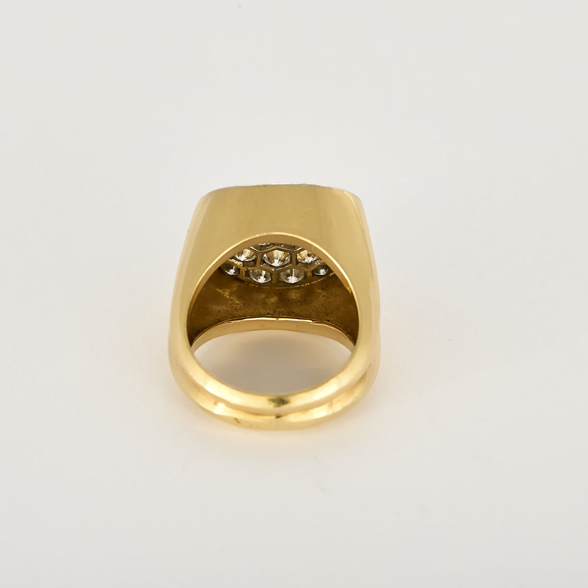 Bague type chevalière en platine, or jaune et diamants