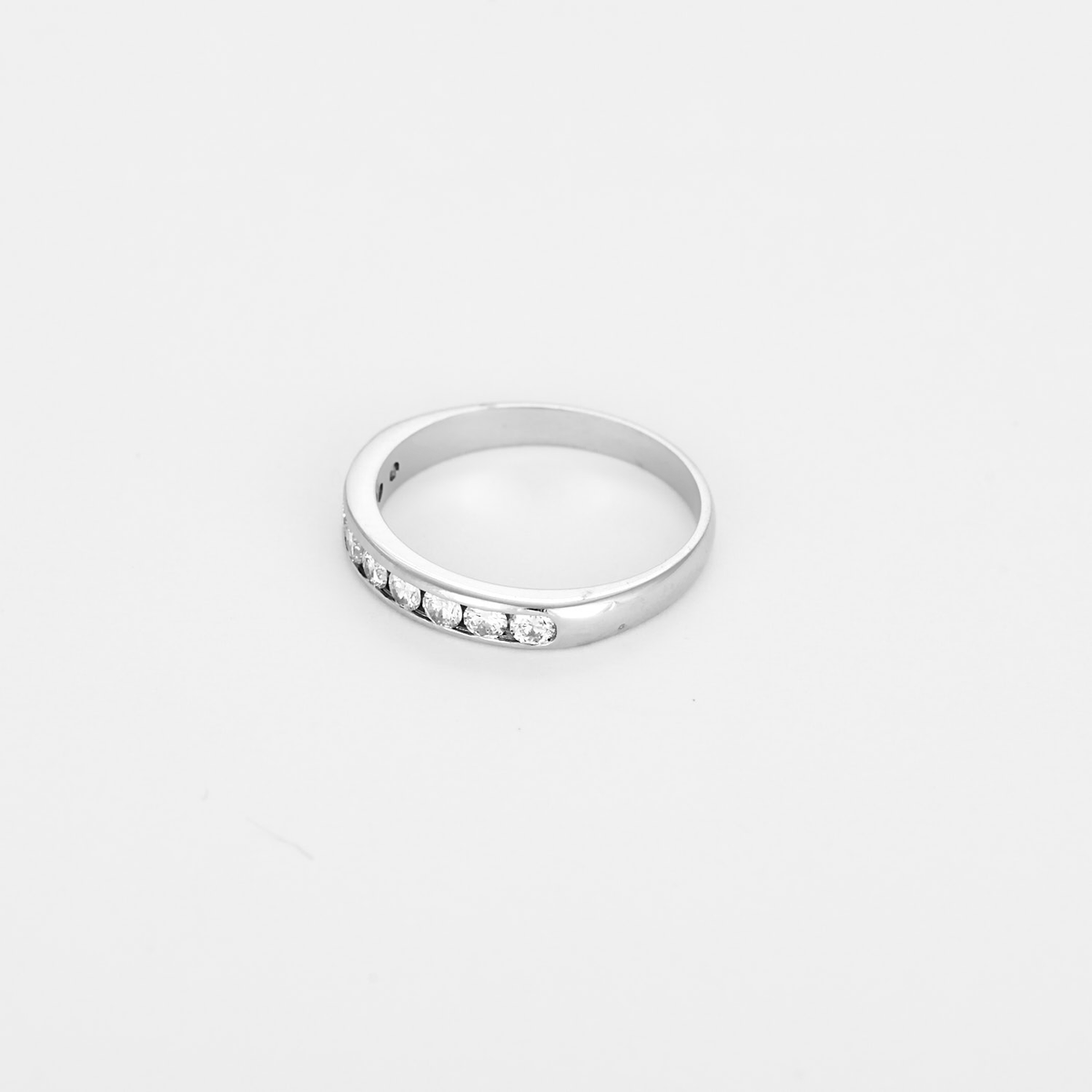 Élégante demie alliance en or blanc et diamants 0,45 carat