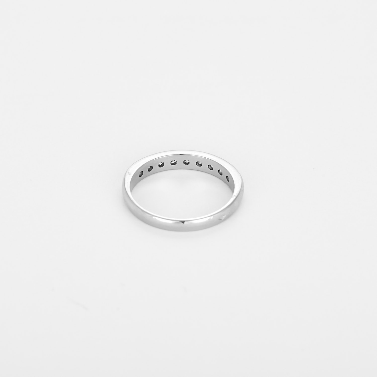 Élégante demie alliance en or blanc et diamants 0,45 carat