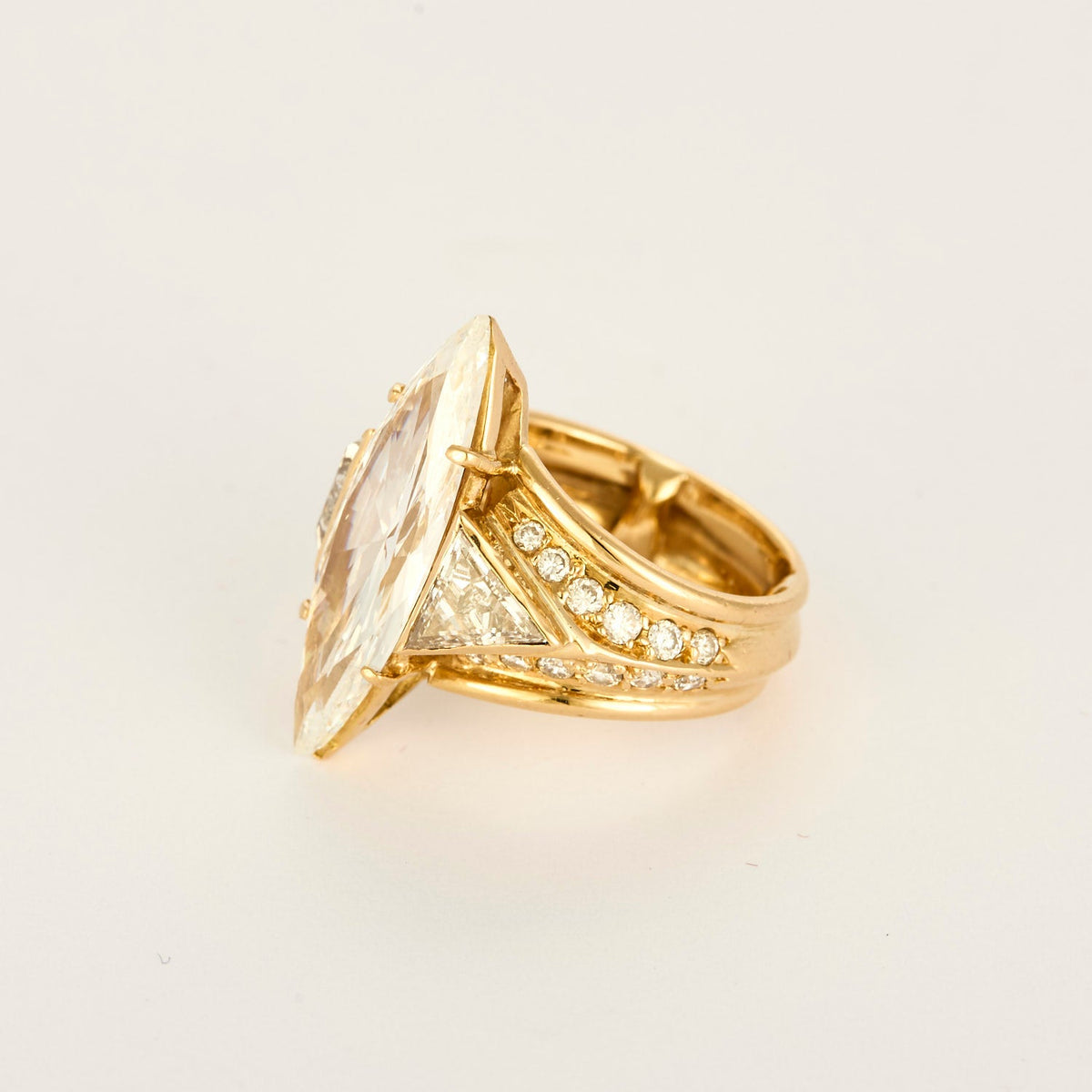 Bague or jaune diamant marquise 4.48 carats et petits diamants