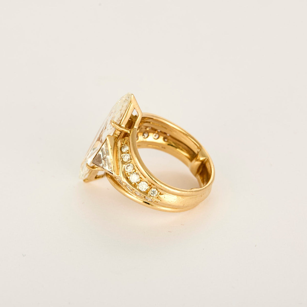 Bague or jaune diamant marquise 4.48 carats et petits diamants