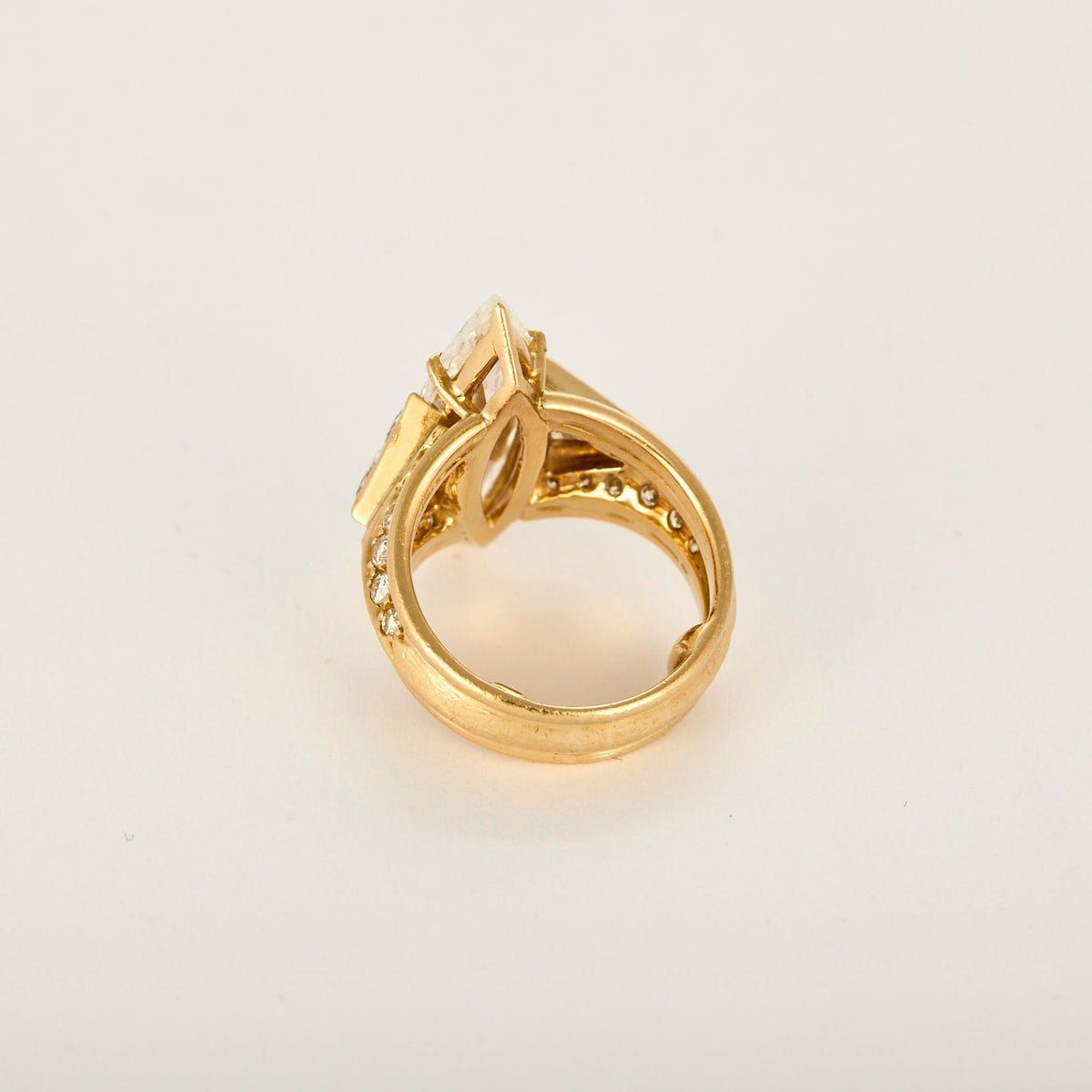 Bague or jaune diamant marquise 4.48 carats et petits diamants