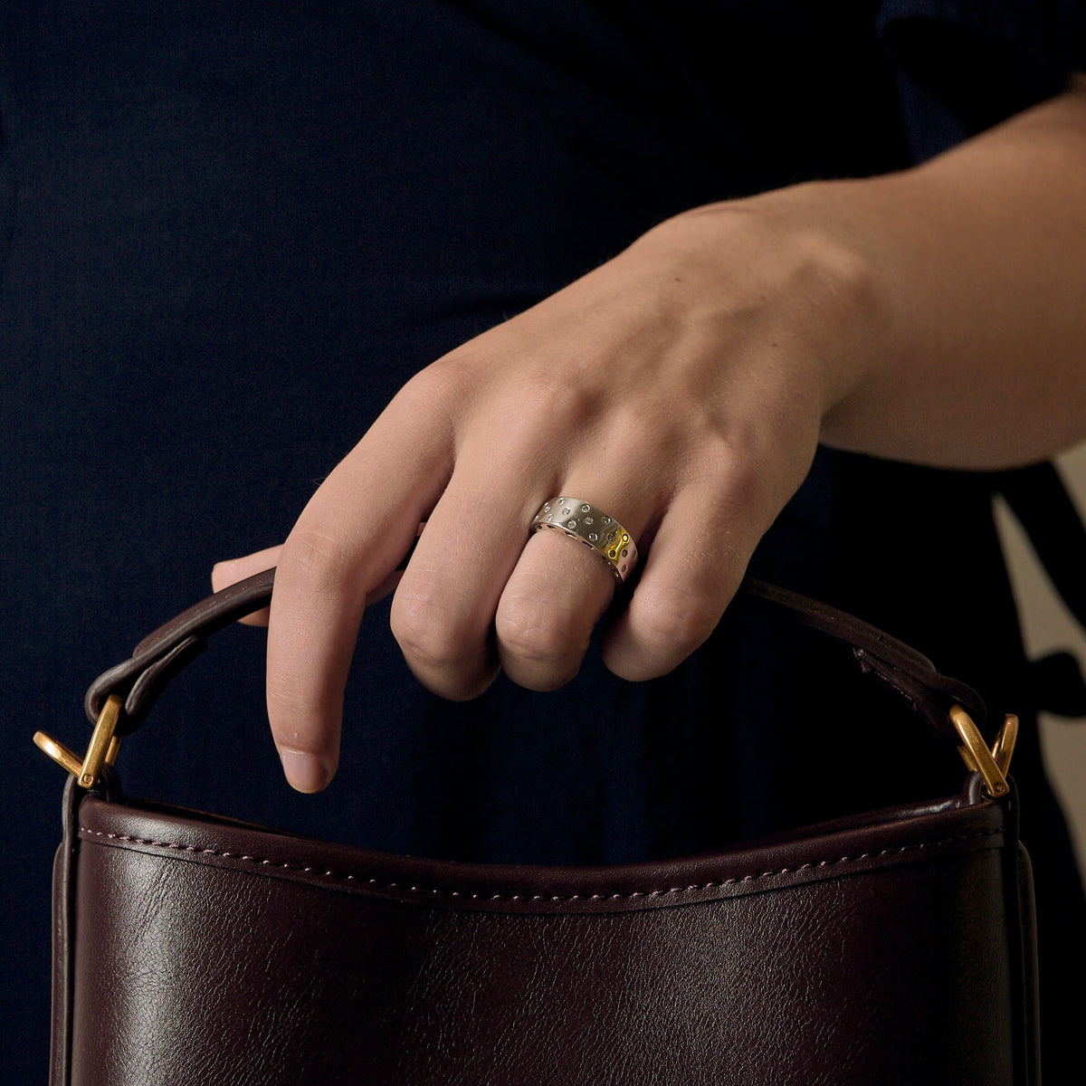 Bague bandeau en or gris et petits diamants