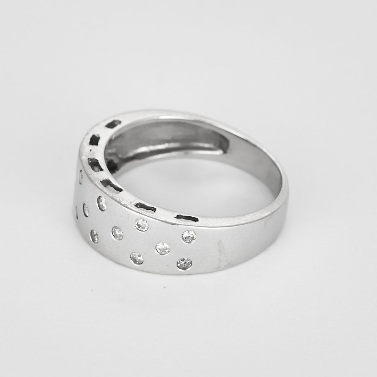 Bague bandeau en or gris et petits diamants