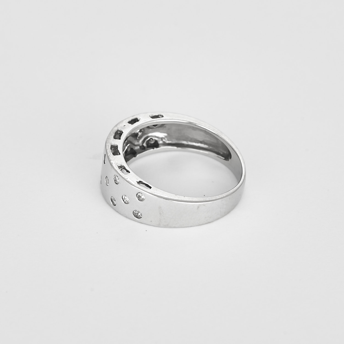 Bague bandeau en or gris et petits diamants