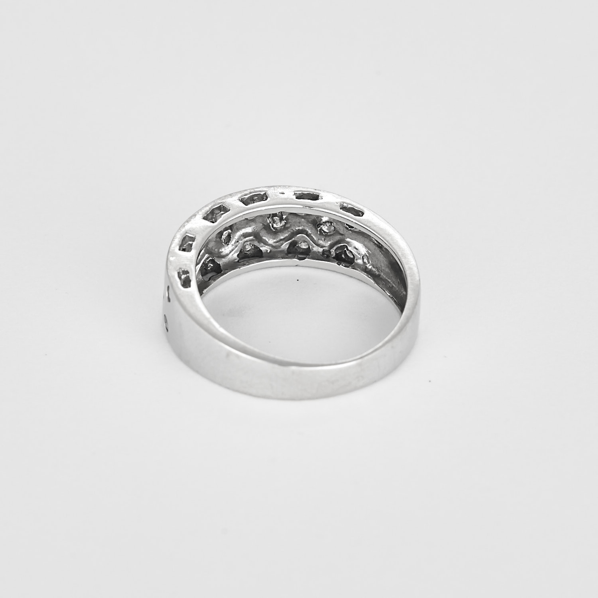 Bague bandeau en or gris et petits diamants