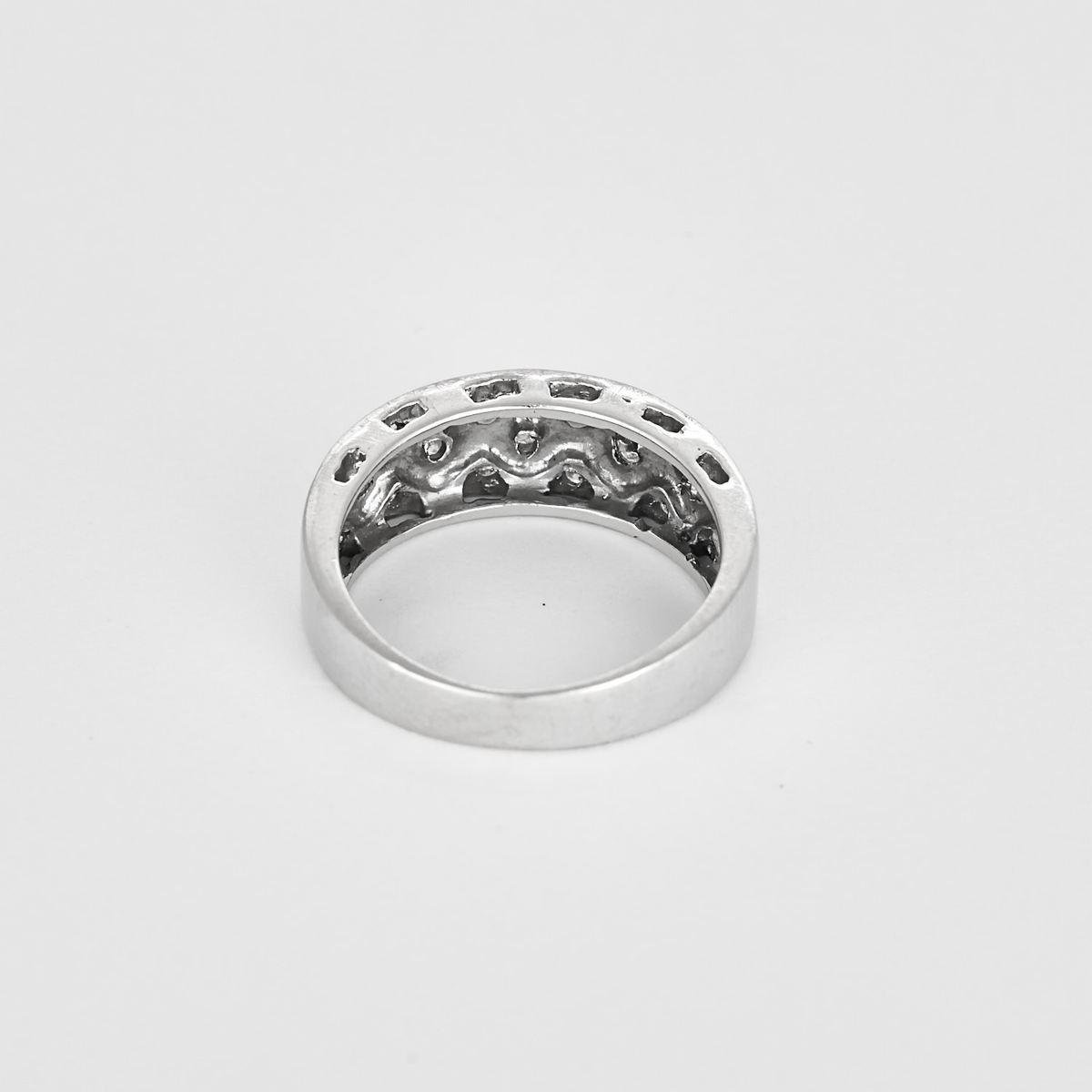 Bague bandeau en or gris et petits diamants