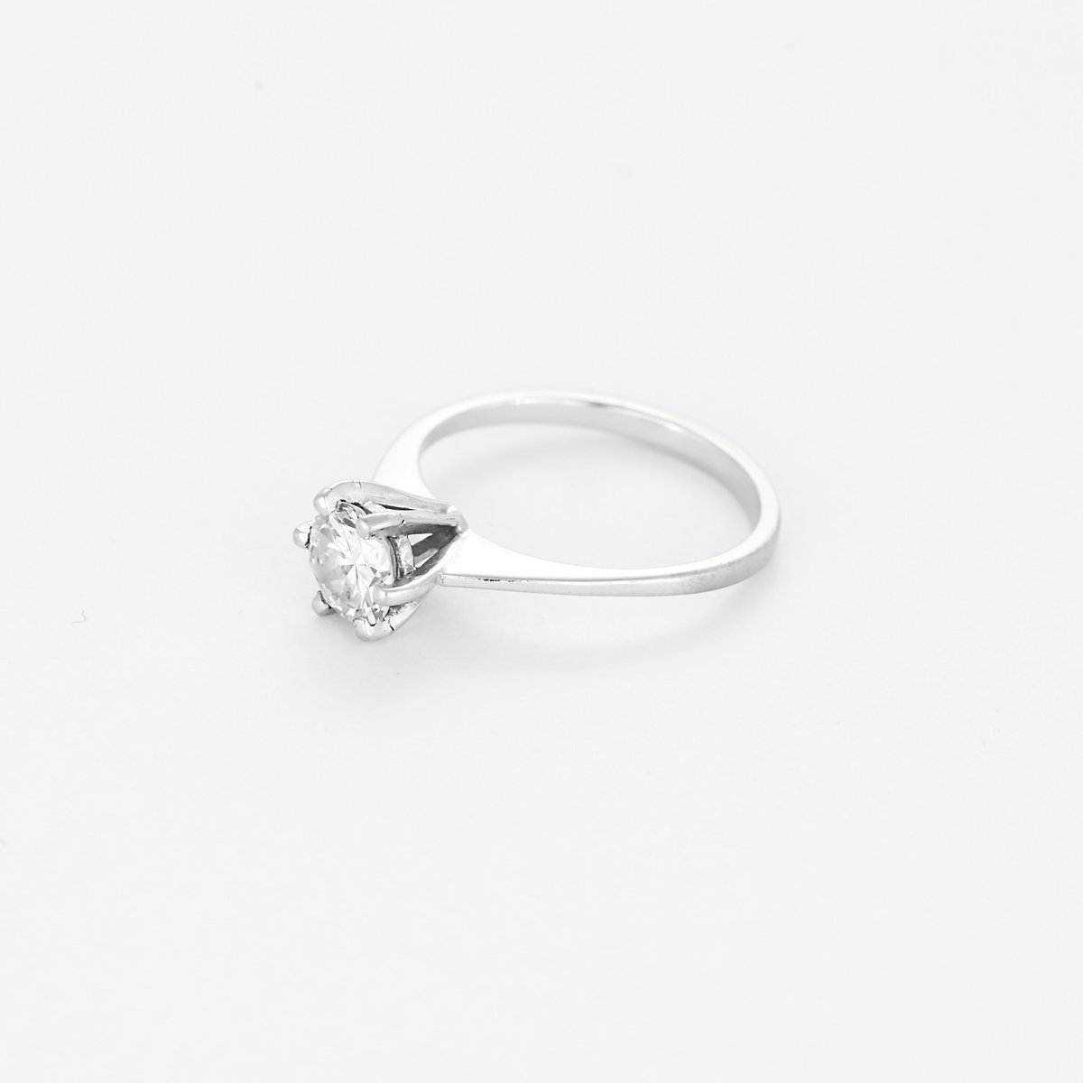Bague solitaire en or gris et diamant 0.70 carat environ.