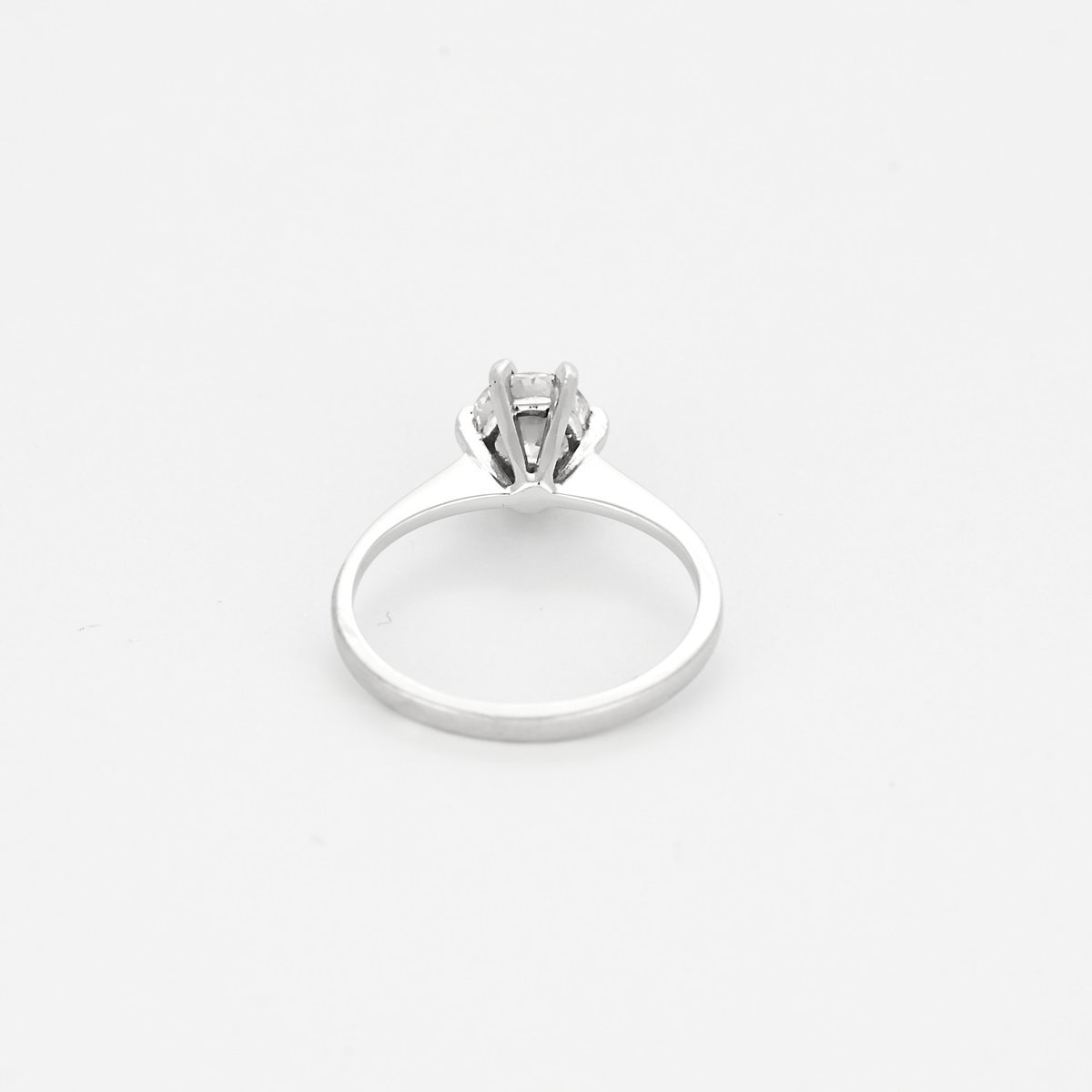 Bague solitaire en or gris et diamant 0.70 carat environ.